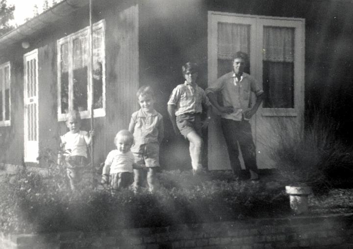 Ad Jansen en Jan van Piet vD bezoeken gebr Raaijmakers ca1960.jpg